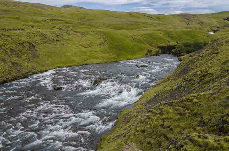 Islandia 100 - sendero de Fimmuorouhals.jpg